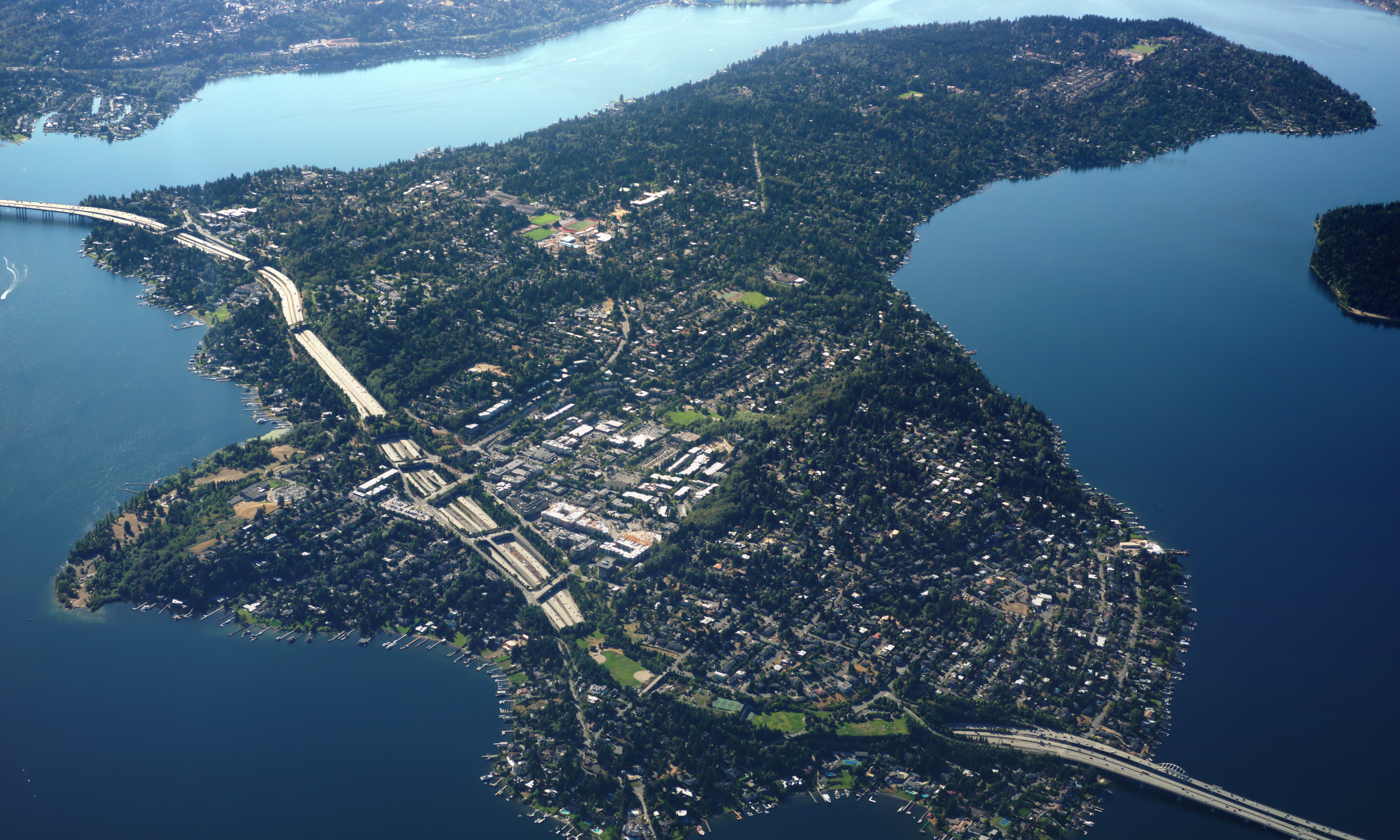 Aerial_photo_of_Mercer_Island,_Washington